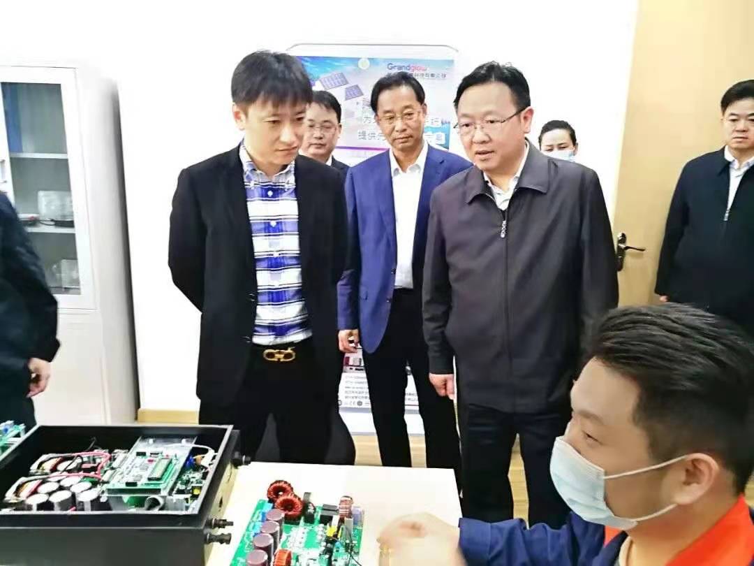 接待市委、市政府向?qū)W臨我司子公司黃石（光谷）樂盈welcome新能源研發(fā)中心調(diào)研